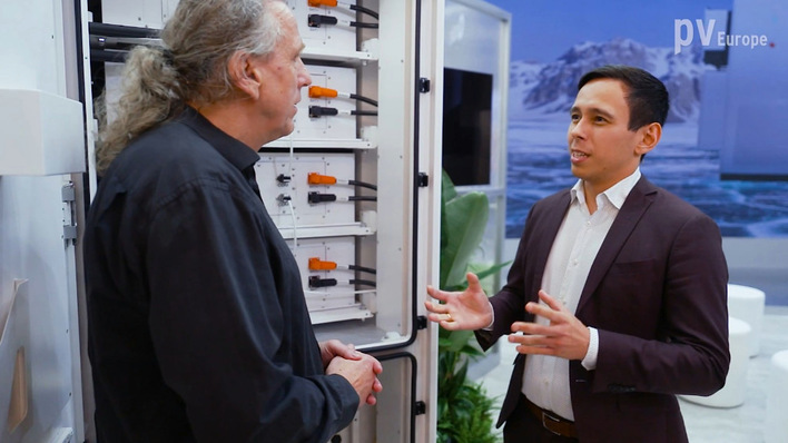 Sofar so good – Kenneth Frey of Sofar (right) explains the benefits of the system.