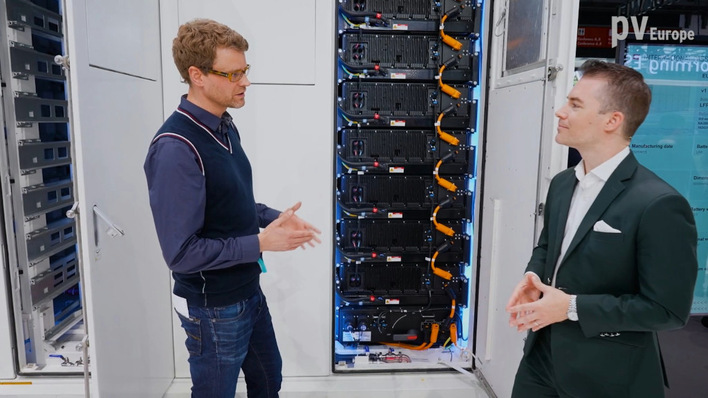 Maximilian Münnicke from Huawei (right) takes a deep dive into new solutions for project busness.