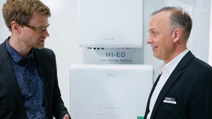 Akku Sys’s Björn Nowosadtko (right) discusses the latest inverter technology and further innovations
