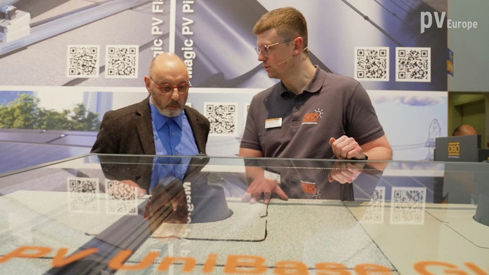 Nils Palzhoff (right) presents the latest mounting solutions from OBO Bettermann