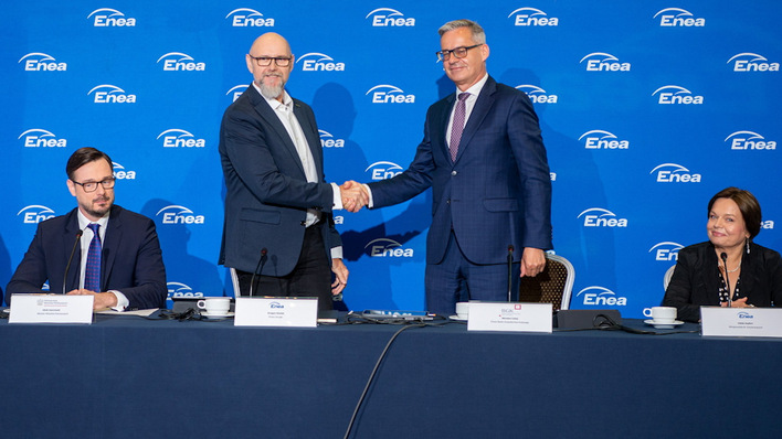 Mirosław Czekaj, President of BGK (left), and Grzegorz Kinelski, President of Enea (right), shake on the loan agreement.