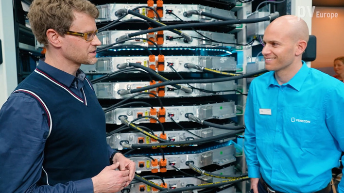 Fabian Thral (r.) of Fenecon explains the new products to Niels Petersen of pv Europe.