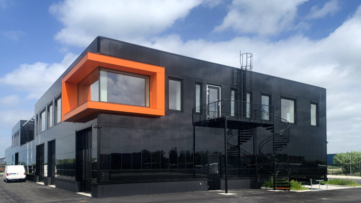 All in black – the generated solar energy from the facade also powers electric vehicles.