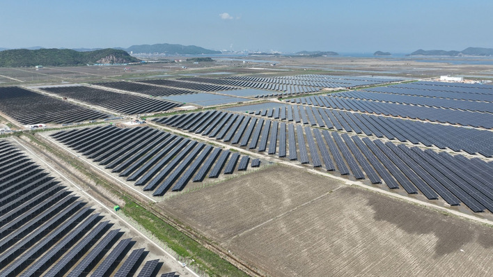 Solar panels stretching towards the sea – the solar park in Dangjin.