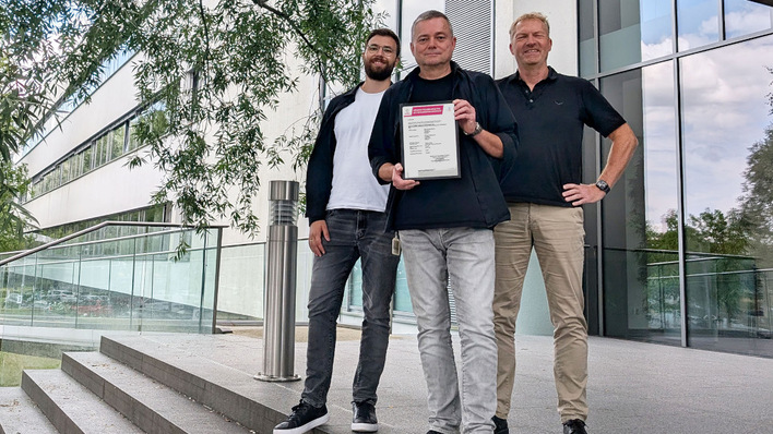 Jonas Dworak (from left), Carsten Dietrich and Dirk Schlote present the certificate confirming compliance with the ETSI EN 303 645 standard.