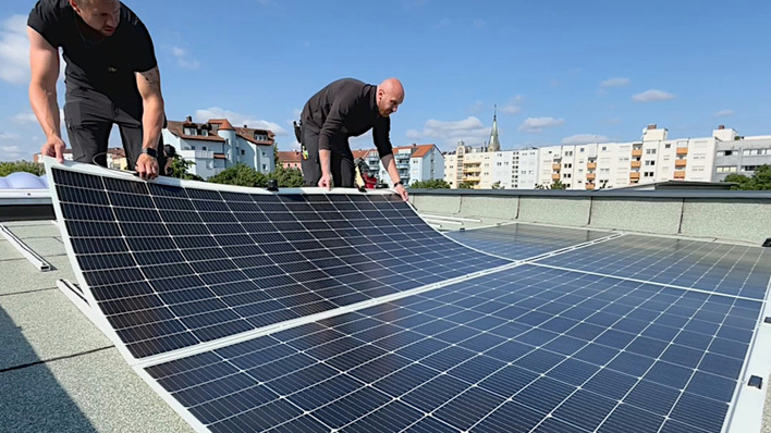 Bending the rules of installation – lightweight modules make it possible to install solar systems on roofs and facades with limited load-bearing capacity.
