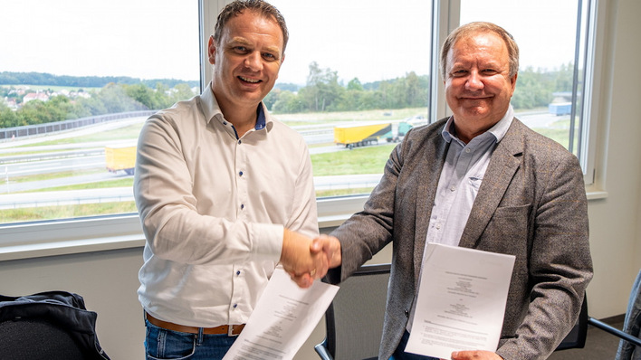 Fenecon CEO Franz-Josef Feilmeier (left) and Elinta CEO Vytautas Jokužis sign the marketing partnership for storage systems in Lithuania and the Baltic States.