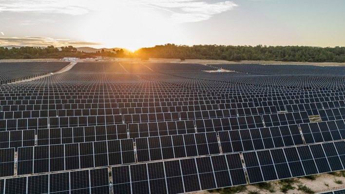 A solar army at attention – the 50 MW park Valdezorita in Castilla-La Mancha, Spain.