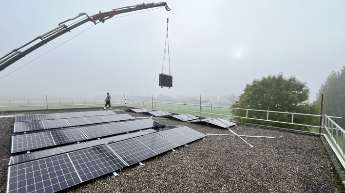 A flat roof in action, with modules getting settled in