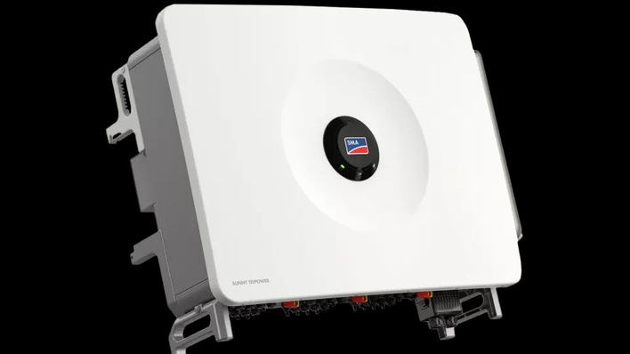 Ein weißer Solar-Wechselrichter mit kreisförmigem Display und SMA-Logo auf schwarzem Hintergrund. - © SMA Sunny Tripower 125 inverter positioned for peak performance in commercial PV systems