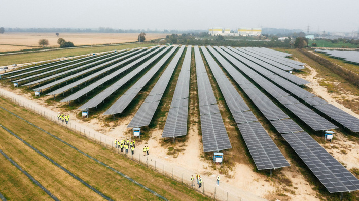 Harvesting electrons and rice, row by row – these solar modules allow for ongoing risotto rice farming