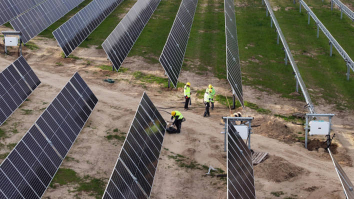 Workers push ahead on solar parks, but European investments lag due to a struggling PPA market