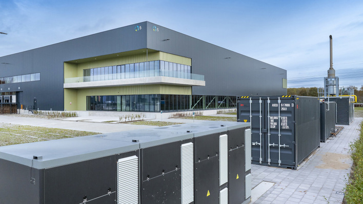 Storage containers and backup systems huddle under the watchful gaze of Almere’s grid-free logistics giant