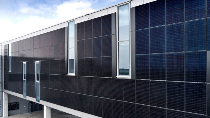 The solar façades are integrated into the entrance area of the plant