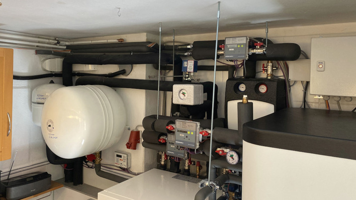 An old house on a new regime: no coal, no gas, just a heat pump with sensors and data logger