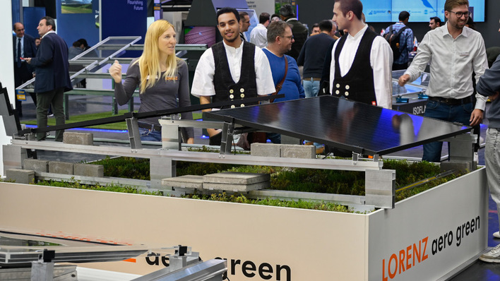 The system maintains a respectful distance between roof surface and solar module