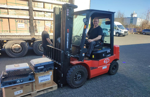 Willi Ernst mans the forklift – the next transport is leaving for Ukraine