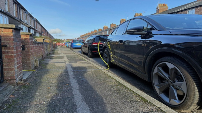 Urban charging in practice – cables bridging the gap between policy and pavement