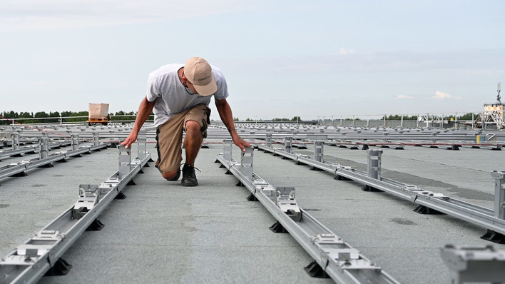 An installer, a roof and several hundred metres of hopefully optimally straight aluminium rail
