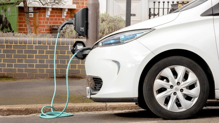 Kerbside charging in action, no driveway required