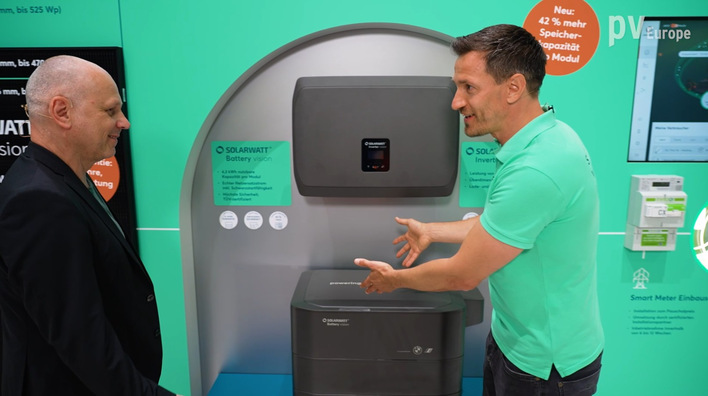 Gregor Kuschmann (right) presents the new Battery vision 2