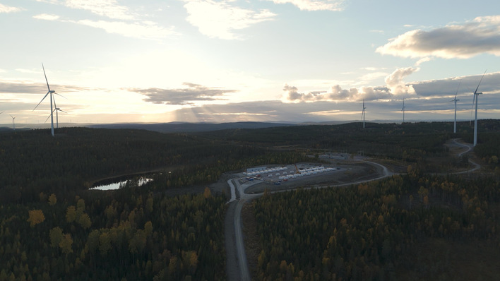 Dusk settles over Ånge – prime operating hours for a storage plant