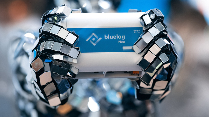 Bluelog Neo can connect up to 100 devices, though few come with fingers