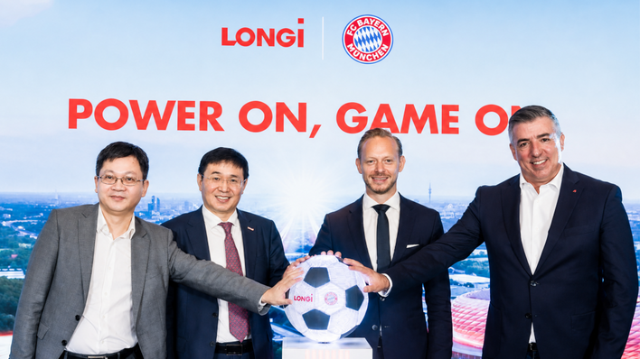 At the launch ceremony (from left): Charles Jiang, LONGi VP and president of the PV Product Management Center; Zhong Baoshen, LONGi chairman and GM; Rouven Kasper, FC Bayern board member for marketing and sales; and FC Bayern legend Roy Makaay