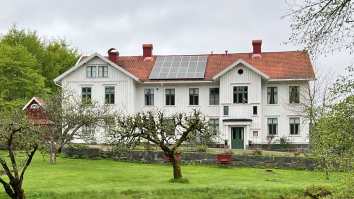 Rooftop solar meets classic Swedish architecture, exactly the pairing the type-approval reform aims to standardise