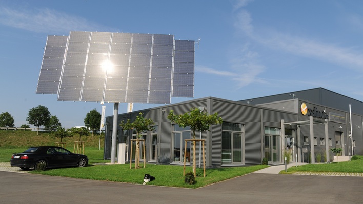The company Xalino from Germany gained 17,500 kilowatt hours of electricity from the sun in 2015 with a Deger Tracker D100. Around 11,600 kilowatt hours has been consumed directly or stored for later use.