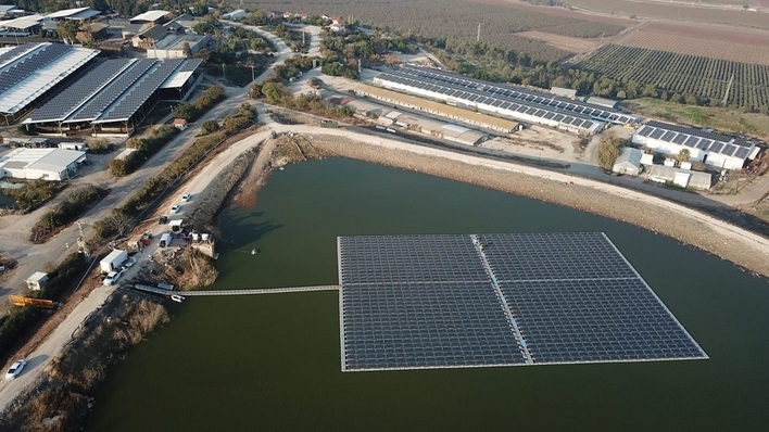 1,300 solar modules and combiner boxes are individually mounted on the floating platform.