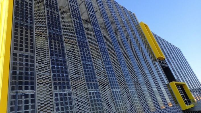 This solar facade was build with solar modules by CS Wismar.