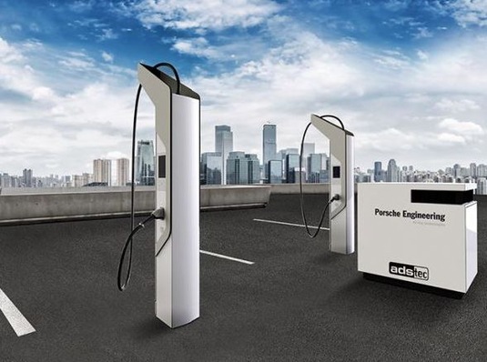 HPC High Power Charger with charging station for limited-power distribution grids.