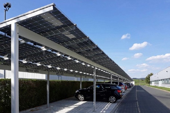 See here the monopitch roof construction consisting of an aluminium system with semi-transparent glass-glass modules.