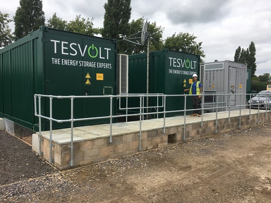 Temperature-controlled containers protect the Tesvolt battery storage systems from the effects of weather.