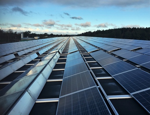2,200 photovoltaic modules with a total capacity of 607 kW catch the sun on an area of 6,000 square metres.