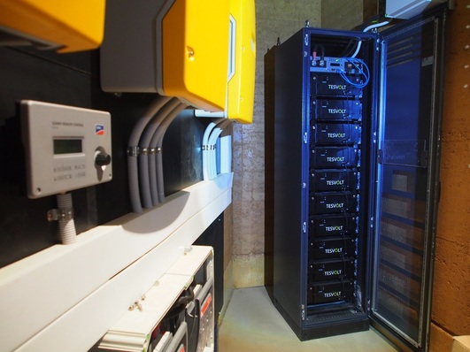 The Tesvolt TS 48 battery storage system with 48 kWh absorbs peak loads. In combination with Aquion saltwater batteries and a 53 kW PV installation it helps to make a off grid avocado farm in Australia completely self-sufficient for 660 days.