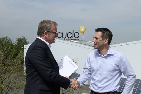 Mischa Paterna (left) from SUNCYCLE and Constantin Wenzlik of PADCON work together against PID.