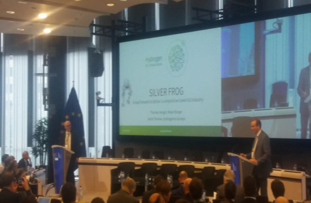 Thomas Hengst of Meyer Burger and Denis Thomas of the EU at Hydrogenics while presenting the 'Silver Frog' proposal to the European Commission.