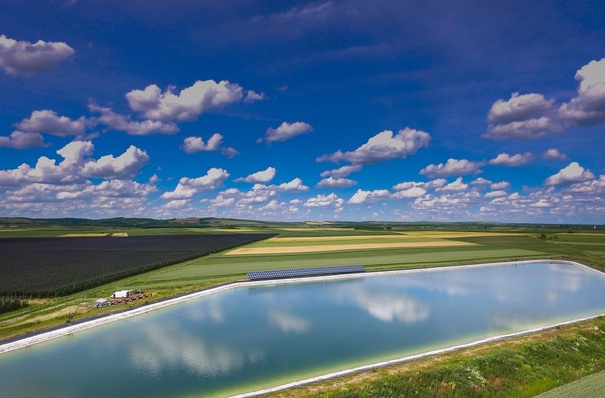 The 90.75 kW PV installation (middle) with solar modules from Luxor powers water pumps to irrigate the orchard (left).
