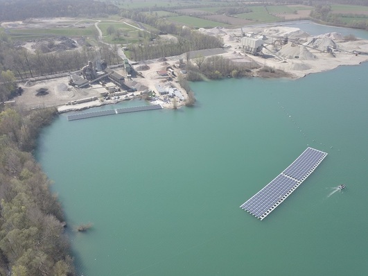 The Baggersee Maiwald flooded gravel pit welcomes Germany’s largest floating PV plant. A quarter of the entire plant with 750 kW can be seen here.