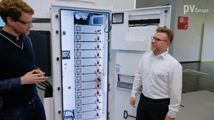 Leonard Friese (right) of Tesvolt presents the new Forton storage system