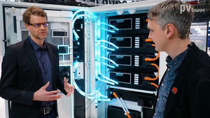 David Niehaus (right) presents the new Huwei products in Munich.