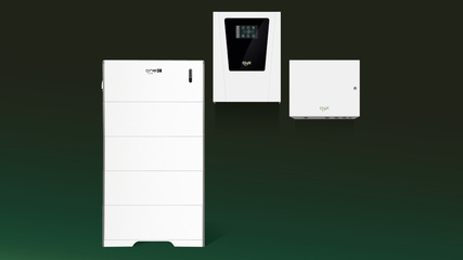 Drei weiße elektronische Geräte mit einfachen Designs vor einem dunkelgrünen Hintergrund mit Farbverlauf. - © E3DC Fresh design, standout performance – E3/DC’s new storage system leads PV Europe’s product picks