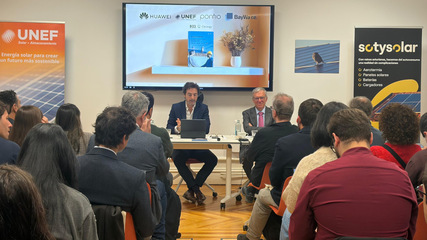 José Carlos Díaz Lacaci, CEO of SotySolar, left, with José Donoso, Managing Director of UNEF, at the presentation of the new report in Madrid