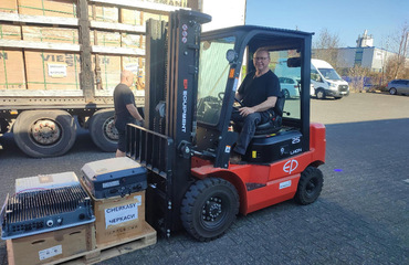 Willi Ernst mans the forklift – the next transport is leaving for Ukraine