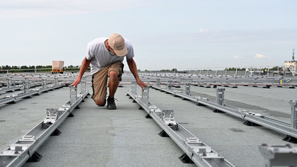 An installer, a roof and several hundred metres of hopefully optimally straight aluminium rail