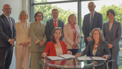 Representatives of the EIB and Ingeteam signing the loan agreement
