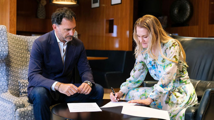 Maja Pokrovac, Director of OIEH, and Andrea D’Amico, AIAS representative , signing the cooperation agreement in the Croatian city of Opatija